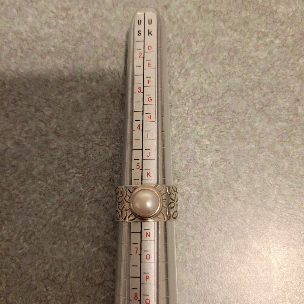 Janice Girardi Designs silver ring with pearl stone - Picture 9 of 9